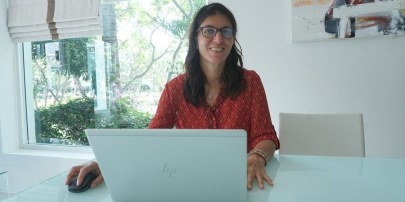Persona adulta con un ordenador portátil